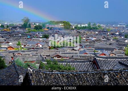 China, Provinz Yunnan, Lijiang, mit Blick auf die Dächer der Altstadt von der UNESCO als Welterbe gelistet Stockfoto