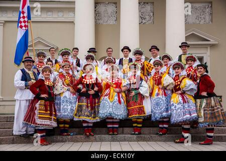 Litauen (Baltikum), Vilnius, Altstadt, Weltkulturerbe der UNESCO, griechische Folklore-Gruppe anlässlich der Partei der Krönung von König Mindaugas und der Partei der Gesang posieren für das Erinnerungsfoto mit Boden Saint Stan Stockfoto