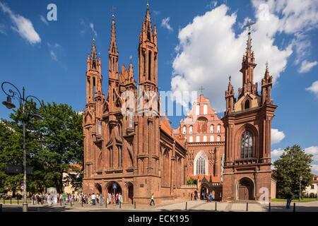 Litauen (Baltikum), Vilnius, Altstadt Weltkulturerbe von UNESCO, St. Ann Church im Vordergrund, St. Franziskus und St. Bernhard-Kirche im Hintergrund Stockfoto