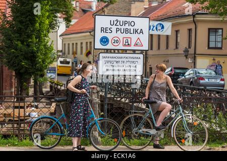Litauen (Baltikum), Vilnius, Bezirk Uzupis, Bezirk der anderen Bank Straßenschild an der Grenze vor der Brücke über dem Fluss Vilnia, genannt die meiste Zeit Vilnele untrennbarer Bestandteil des Uzupis ist Stockfoto