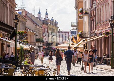 Kaunas, Litauen (Baltikum), Kaunas County Vilniaus Gatve, Fußgängerzone des Stadtzentrums mit Blick auf die Kirchtürme von der Kirche der Jesuiten St. Francis Xavier, der Altstadt Stockfoto