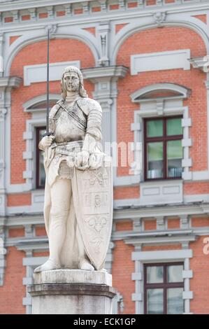 Lettland, Vidzeme, Riga, Europäische Kulturhauptstadt 2014 Altstadt Weltkulturerbe der UNESCO, Roland von Roncesvalles Statue vor dem Haus von Mitessern auf der quadratischen Ratslaukums Stockfoto