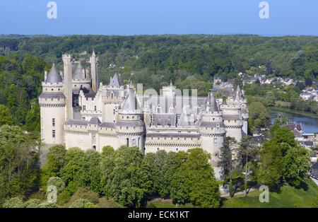 Frankreich, Oise, Pierrefonds, das Schloss und der Wald von Compiègne (Luftbild) Stockfoto