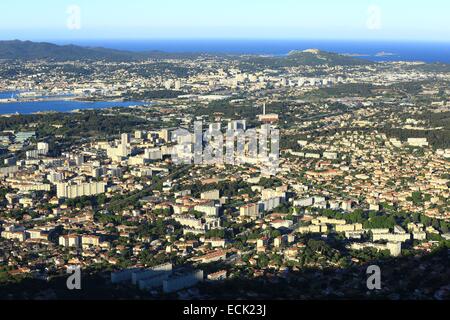 Frankreich, Var, Toulon, Stadtteile westlich von Mount Faron, La Seyne Sur Mer und Six Fours Strände im Hintergrund Stockfoto