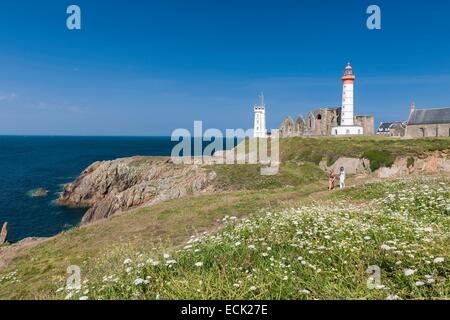 Frankreich, Finistere Plougonvelin, stoppen auf dem Weg nach Compostela, Pointe Saint Mathieu, Saint Mathieu Leuchtturm, Abtei Saint Mathieu de Fine-Terre und das Semaphor Stockfoto