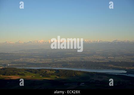 Schweiz, die Schweizer massiv und Bielersee bei Sonnenuntergang Alpen Panorama vom Gipfel des Chasseral auf 1600 Meter Höhe gesehen Stockfoto