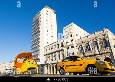 Kuba, La Habana, Taxi und Coco-Taxi auf dem Malecon Stockfoto