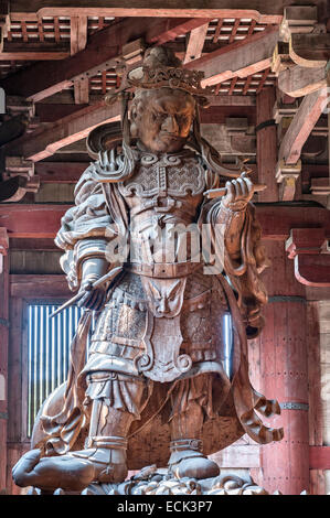 Eine Statue von Komoku-Ten, dem Wächterkönig des Westens, steht am Eingang zur Großen Buddha-Halle (Daibutsuden) des Todai-JI-Tempels in Nara, Japan Stockfoto