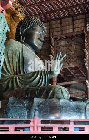 Die weltweit größte Bronze-Buddha-Statue (fast 15 m hoch) in der Großen Buddha-Halle (Daibutsuden) im Todai-JI-Tempel, Nara, Japan Stockfoto