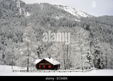 Schweiz, Kanton Waadt, Landschaft Berg Schnee und Holz-Chalet in einem kleinen Dorf in den Hügeln oberhalb von Bex, befindet sich im Bezirk Aigle Stockfoto