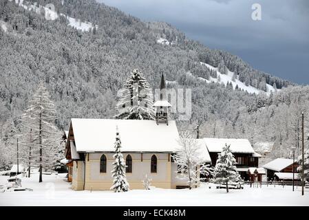 Schweiz, Kanton Waadt, Landschaft Gebirge Snow und Kapelle in einem kleinen Dorf in den Hügeln oberhalb von Bex, befindet sich im Bezirk Aigle Stockfoto