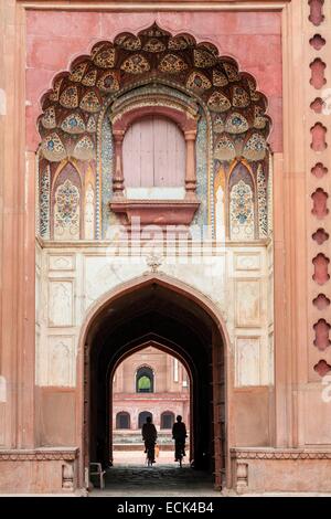 Indien, New Delhi, Safdar Jang Mausoleum gebaut im Jahre 1754 im späten Mughal Architektur-Stil, Eingang zum Grab Stockfoto