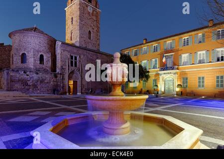 Frankreich, Var, Frejus, Ort Camille Formige, Kathedrale Saint-Leonce und Rathaus Stockfoto