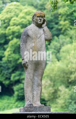 Frankreich, Seine Maritime, Villequier, Dorf an den Ufern des Flusses Seine Statue von Victor Hugo beobachtete den Fluss Seine in die Richtung des Untergangs von seiner Tochter und seinem Sohn im Gesetz Stockfoto