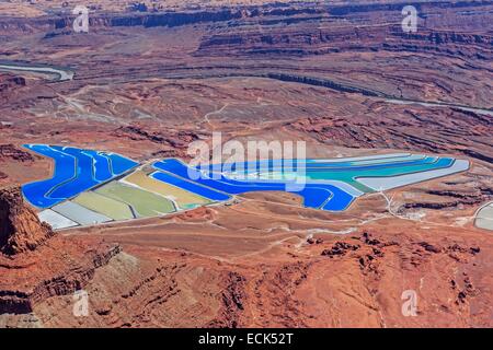 USA, Utah, Colorado Plateau, Kali Verdunstung Teiche in der Cane Creek Mine (Intrepid Potash, Inc,) in der Nähe von Moab und östlich von Dead Horse Point State Park und Canyonlands National Park (Luftbild) Stockfoto