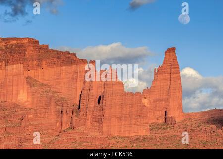 USA, Utah, Colorado Plateau, State Route 128 (SR-128) auf dem Colorado River bezeichnet den oberen Colorado River Scenic Byway, Vollmond über Bergen über die Fisher Towers Felsformationen in der Nähe von Moab Stockfoto