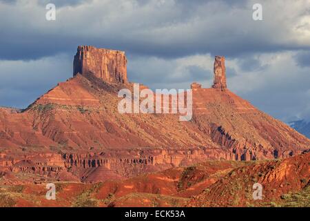 USA, Utah, Colorado Plateau, Castle Valley östlich von Moab, Castletown Turm (rechts) und das Pfarrhaus (links), Castletown Turm ist weltweit bekannt für seine klassischen Kletterrouten, die bekannteste davon die Kor-Ingalls Route Sonderangebot-ist der Stockfoto