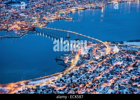 Norwegen, Lappland, Troms, Tromsø, die Stadt in der Dämmerung vom Berg Storsteinen Stockfoto