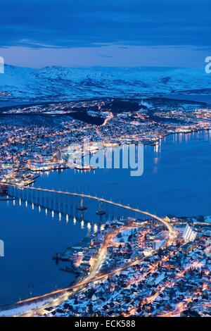 Norwegen, Lappland, Troms, Tromsø, die Stadt in der Dämmerung vom Berg Storsteinen Stockfoto