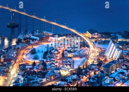 Norwegen, Lappland, Troms, Tromsø, die Stadt in der Dämmerung vom Berg Storsteinen Stockfoto