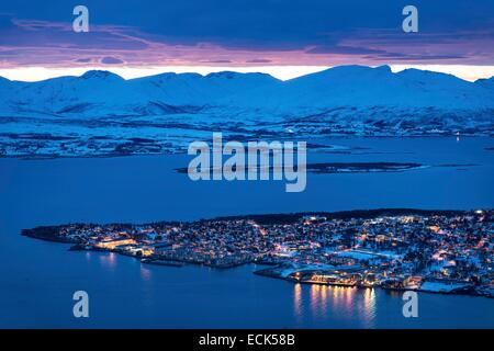 Norwegen, Lappland, Troms, Tromsø, die Stadt in der Dämmerung vom Berg Storsteinen Stockfoto