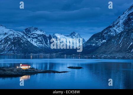 Norwegen, Nordland, Lofoten Inselgruppe, Austvagoya Insel, Sildpollnes Kirche in der Dämmerung Stockfoto