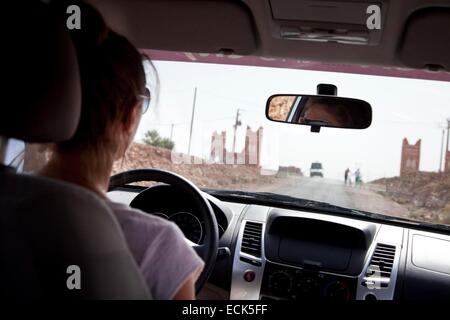 Marokko, Anti-Atlas, Draa-Tal, auf der Straße mit einem 4 x 4 in Richtung Agdz, einem Dorf in der Straße von Marrakesch nach Tombouctou oder Timbuktu Stockfoto