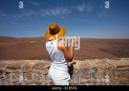 Marokko, Anti-Atlas, Draa-Tal, auf der Straße von Ouarzazate nach Agdz, altes Dorf in der Straße von Marrakesch nach Tombouctou oder Timbuktu Stockfoto