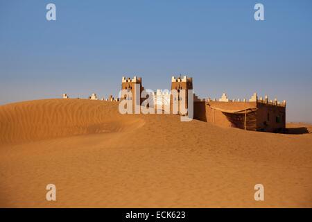 Marokko, großer Süden, Chigaga Dünen, Auberge Sonnenschirm Iriki Hotel Stockfoto