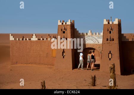 Marokko, großer Süden, Chigaga Dünen, Auberge Sonnenschirm Iriki Hotel Stockfoto