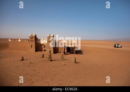 Marokko, großer Süden, Chigaga Dünen, Auberge Sonnenschirm Iriki Hotel Stockfoto