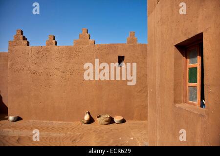 Marokko, großer Süden, Chigaga Dünen, Auberge Sonnenschirm Iriki Hotel Stockfoto