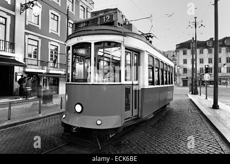 Portugal, Lissabon: Historische elektrische Straßenbahn Nr. 12 in der Innenstadt von Lissabon als schwarz-weiß-version Stockfoto