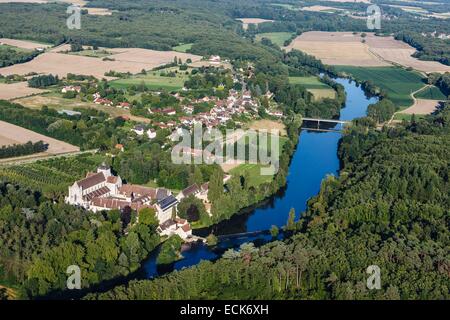 Frankreich, Indre, Fontgombault, das Kloster und das Dorf (Luftbild) Stockfoto