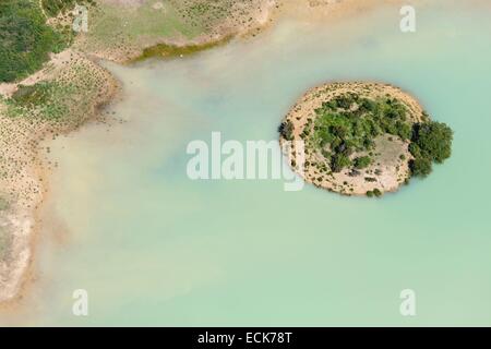 Frankreich, Vienne, Saint Laurent de Jourdes, kleine Insel auf einem Teich (Luftbild) Stockfoto