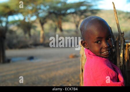 Kenia, Laikipia, Il Ngwesi, lächelndes Mädchen in Traditinal Manyatta Dorf Stockfoto