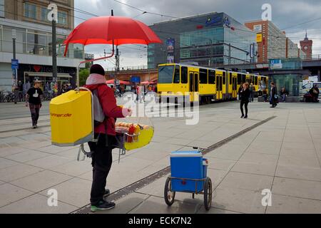 Deutschland, Berlin, Berlin-Mitte, Alexanderplatz, Wurst Straßenhändler Stockfoto