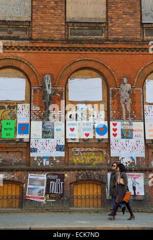 Deutschland, Berlin, Spandauer Vorstadt in Berlin-Mitte, Straßenkunst und Plakate in der Auguststraße Stockfoto