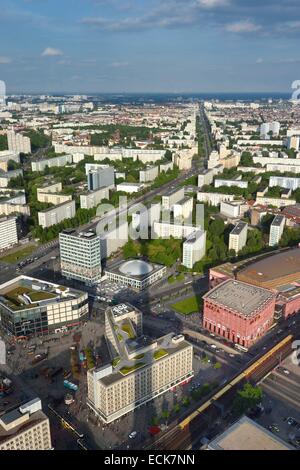 Deutschland, Berlin, Berlin-Mitte, Alexanderplatz im Vordergrund, Karl-Marx-Allee ist die größte Arterie des Landes führt vom Alexanderplatz zum Frankfurter Tor im Hintergrund Stockfoto