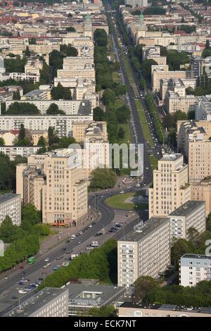 Deutschland, Berlin, Karl-Marx-Allee ist die größte Arterie der führenden Land vom Alexanderplatz, Frankfurter Tor und das kommunistische Regime vorgeführt jährlich seine Armee dort Stockfoto