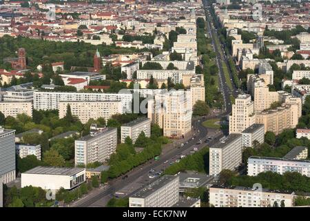 Deutschland, Berlin, Karl-Marx-Allee ist die größte Arterie der führenden Land vom Alexanderplatz, Frankfurter Tor und das kommunistische Regime vorgeführt jährlich seine Armee dort Stockfoto