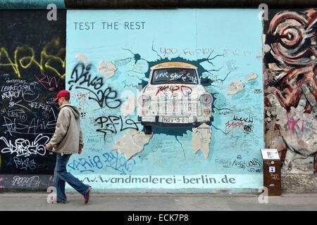 Deutschland, Berlin, Friedrichshain-Kreuzberg, East Side Gallery, The Wall, arbeiten von Birgit Kinder aus den 1990 renoviert in 2009 für einen Trabant in Ost-Berlin, unter dem Titel Test am besten ankommen Stockfoto