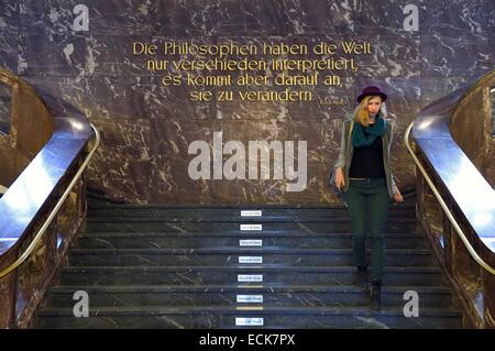 Deutschland, Berlin, Humboldt-UniversitΣt (Humboldt-Universität) unter Den Linden, Satz von Karl Marx, der hier studiert und Installation mit dem Titel Vorsicht Stufe (Watch Ihr Schritt) des Künstlers hinwegtäuschen Floyer 2009 Stockfoto