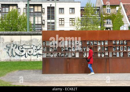 Deutschland, Berlin, Bernauer Straße, Gedenkstätte Berliner Mauer (GedenkstΣtte Berliner Mauer), Das Fenster des Gedenkens (Fenster des Gedenkens) wo die Opfer der Mauer sind mit ihrem Namen und einem Foto-Portrait geehrt Stockfoto