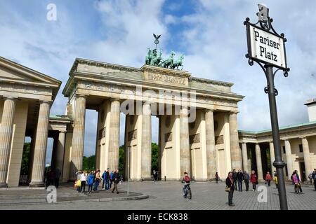 Deutschland, Berlin, Brandenburger Tor auf die unter Höhle Linden Avenue Stockfoto