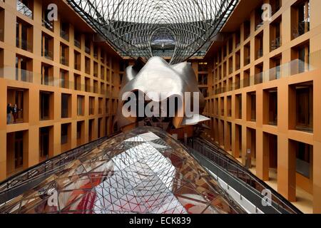 Hauptsitz Deutschland, Berlin, Pariser Platz, DZ Bank (ehemalige DG Bank), große Atrium, entworfen vom Architekten Franck Gehry, große Stahlskulptur, die einen Konferenzraum schützt Stockfoto