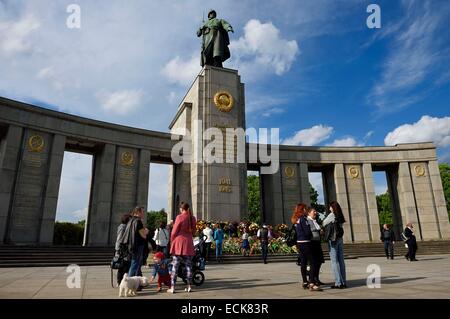 Deutschland, Berlin, Tiergaten Bezirk, sowjetische Denkmal 81.116 Soldaten der Roten Armee, die während der Schlacht um Berlin im April / Mai 1945, Jahresfeier der Kapitulation Nazi-9. Mai 1945 für Russen starben Stockfoto