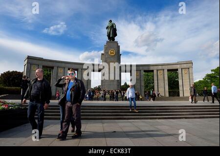 Deutschland, Berlin, Tiergaten Bezirk, sowjetische Denkmal 81.116 Soldaten der Roten Armee, die während der Schlacht um Berlin im April / Mai 1945, Jahresfeier der Kapitulation Nazi-9. Mai 1945 für Russen starben Stockfoto