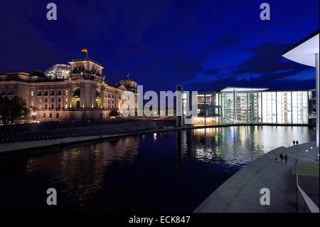 Deutschland, Berlin, Reichstag mit der Bundestag (Deutsch Parlement seit 1999) Glaskuppel des Architekten Sir Norman Foster links, Gebäude in der neuen parlamentarischen Komplex Paul-Lappen Haus direkt vom Architekten Stephan Braunfels am Spree-Ufer Stockfoto