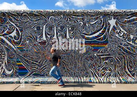 Deutschland, Berlin, Friedrichshain-Kreuzberg, East Side Gallery, The Wall, Arbeiten des Künstlers Schamil Gimajew aus den 1990er Jahren im Jahr 2009 renoviert Stockfoto